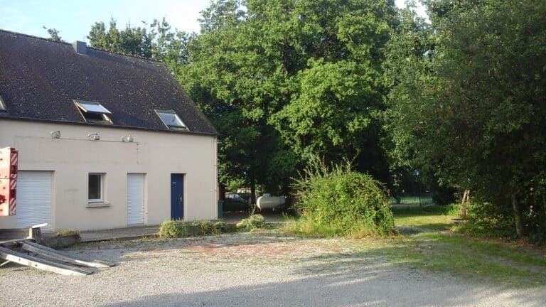 Creation-paysagere-Creperie-La-Boussole-Plumergat-avant.jpg
