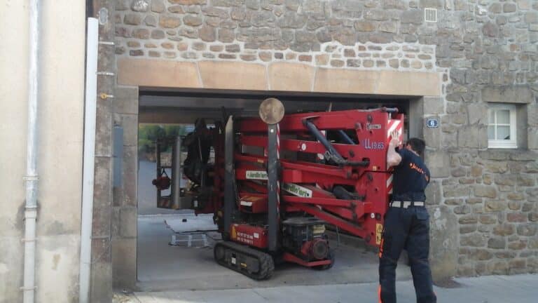 Nacelle-arraignee-traversant-garage-passage-etroit-Auray-1.jpg