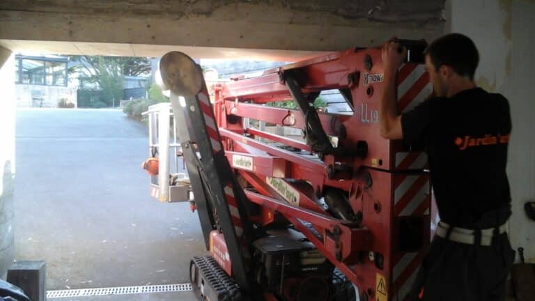 Nacelle-arraignee-traversant-garage-passage-etroit-Auray-2.jpg