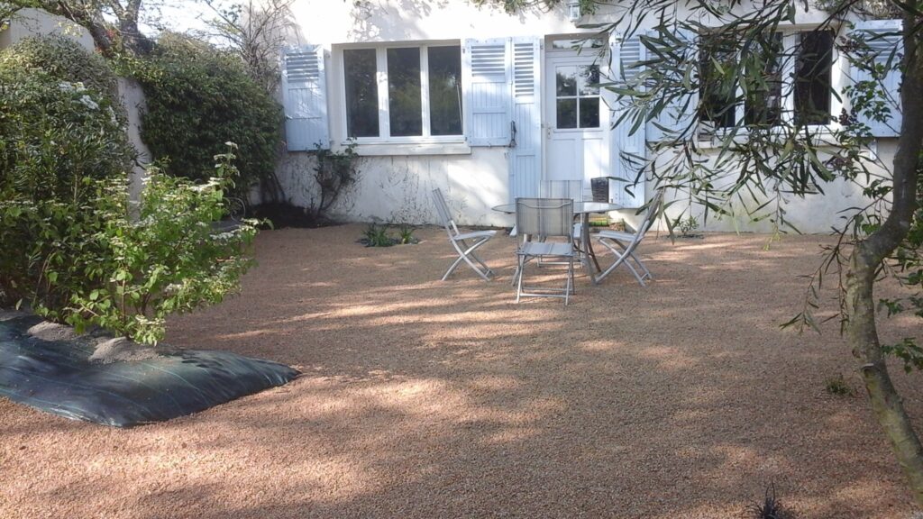 cour gravillonnee brech - Auray Vannes Cour gravillonnée avec table de jardin devant une maison à Brech