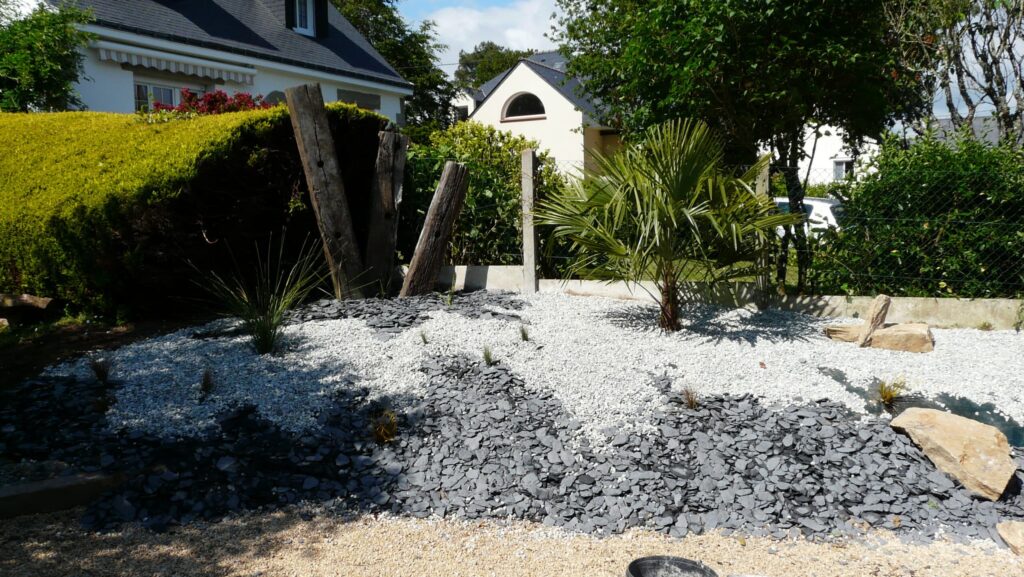 jardin mineral gravier ardoise le bono - Auray Vannes Gravier blanc, ardoise concassée et palmier dans un jardin minéral au Bono