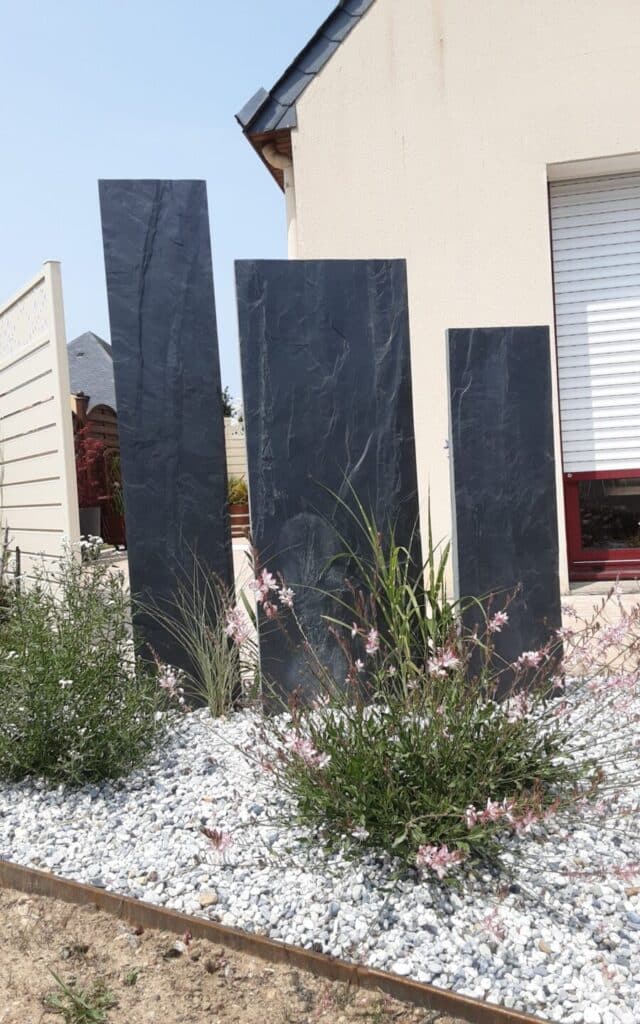 lames ardoise massif auray - Auray Vannes Hautes lames d'ardoise et fleurs claires dans un massif à Auray