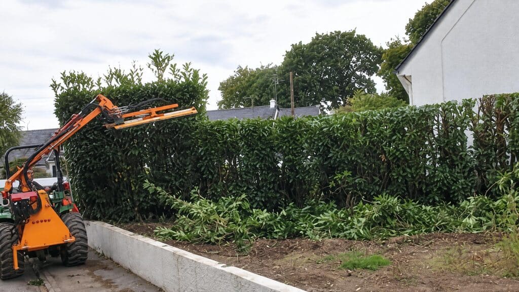 taille haie lamier auray - Auray Vannes Lamier sur tracteur taillant une haie le long d'un muret à Auray