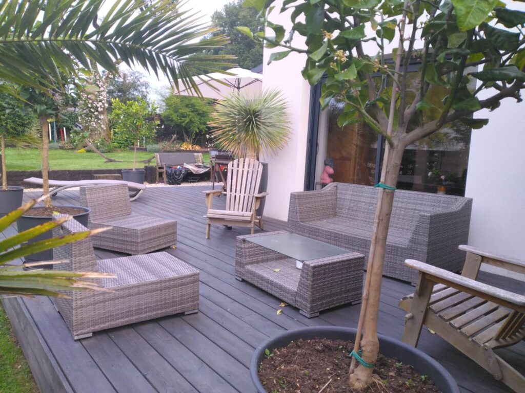 terrasse salon jardin auray - Auray Vannes Terrasse en lames avec salon de jardin et palmiers à Auray