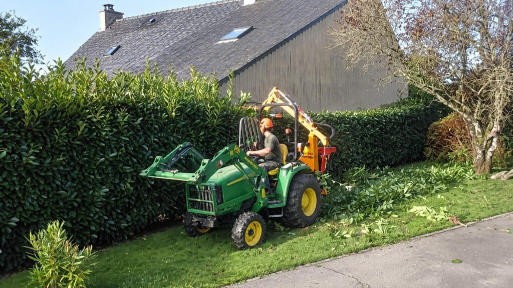 tracteur lamier haie auray - Auray Vannes Tracteur équipé d'un lamier devant une haie taillée à Auray